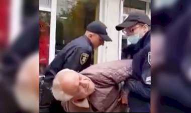 Ukrayna'da maske takmayan yaşlı adama polis şiddeti