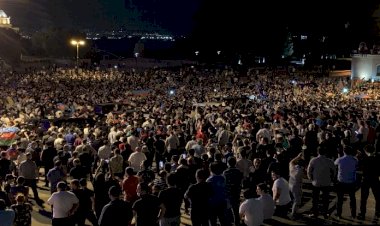 Azeri parlamentosuna giren eylemciler gözaltında