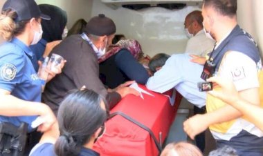Şehit polis Erkan Gökteke'nin Bağcılar'daki evinin önünde helallik alındı