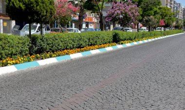 Bergama’da Kaldırımlar Turkuaz Beyaz