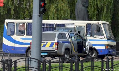 Террорист в Луцке отпустил трех заложников