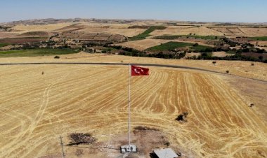 Şehit Jandarma Er Mücahit Şimşek için dev Türk Bayrağı