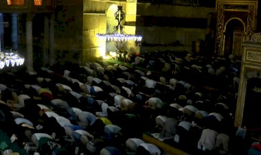 Ayasofya Camii'ne ziyaretçi akını gece de devam etti