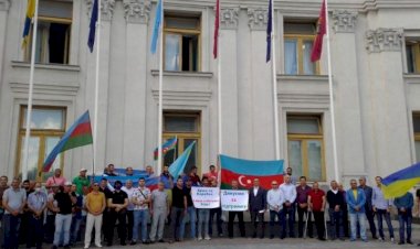 AZERBAYCAN TÜRKLERİNDEN, UKRAYNA DIŞİŞLERİ BAKANLIĞI ÖNÜNDE TEŞEKKÜR EYLEMİ