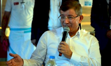 Davutoğlu'ndan AKP'ye "küçük ortak" eleştirisi