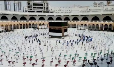 Hac kafileleri Kabe'de sosyal mesafe kuralına uyarak tavafa başladı