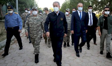 Hulusi Akar ve komutanlar Yunanistan sınırında