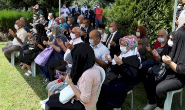 Protokol koltuğuna şehit anne babaları oturdu