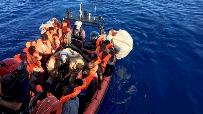 Akdeniz'de 180 göçmeni kurtaran yardım gemisi bir haftadır güvenli liman bekliyor