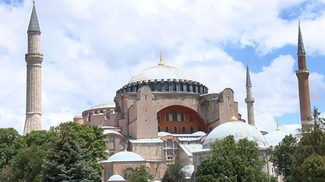 Ayasofya: Erdoğan, Diyanet İşleri Başkanlığı'na devrini ve ibadete açılmasını öngören kararı imzaladı