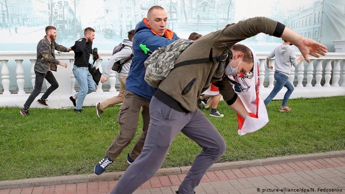 На акциях в поддержку Бабарико и Цепкало в Беларуси задержаны свыше 100 человек