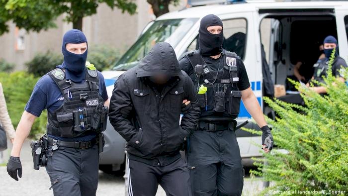 Berlin’de radikal İslamcılara polis baskını