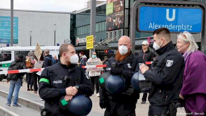 Almanya'da salgına karşı yerel yasaklar geliyor