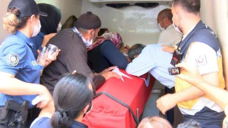 Şehit polis Erkan Gökteke'nin Bağcılar'daki evinin önünde helallik alındı