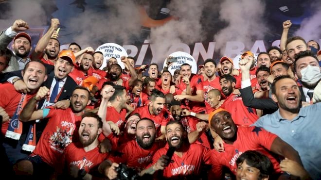Başakşehir şampiyon: Okan Buruk ve ekibi ligin bitimine bir hafta kala mutlu sona ulaştı