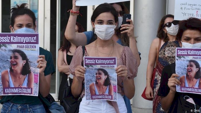 Binlerce kadın Pınar Gültekin için sokakta