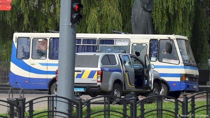 Террорист в Луцке отпустил трех заложников