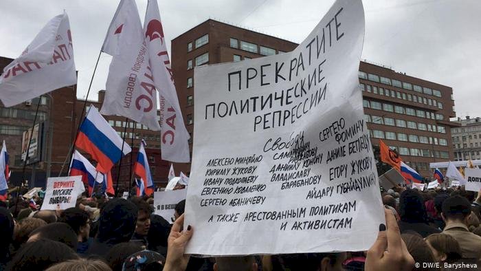 Немецкие ученые оценили уровень демократии в России и Украине