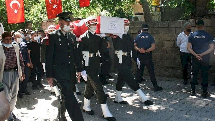Şehit Piyade Sözleşmeli Onbaşı Recep Durak Diyarbakırda son yolculuğuna uğurlandı