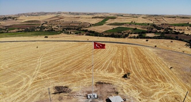 Şehit Jandarma Er Mücahit Şimşek için dev Türk Bayrağı