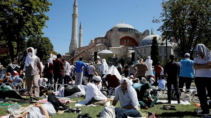 Ayasofya'da 86 yıl sonra ilk namaz dünya basınında
