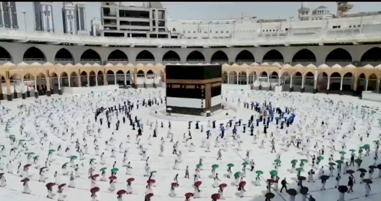 Hac kafileleri Kabe'de sosyal mesafe kuralına uyarak tavafa başladı
