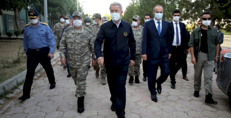 Hulusi Akar ve komutanlar Yunanistan sınırında