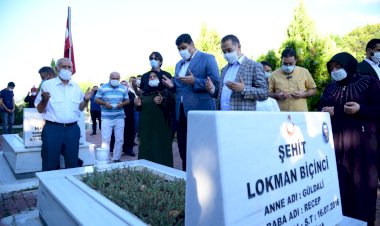 Şehitleri mezarları başında andı, şehit aileleriyle bayramlaştı