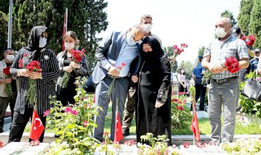 Şehitlikte hüzünlü bayram