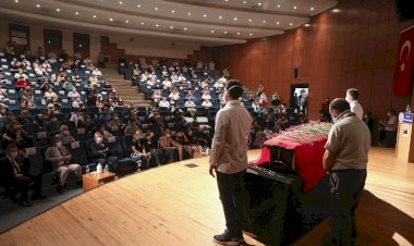 GENÇ HEKİMLERİN OMUZLARINDA SON YOLCULUĞUNA UĞURLANDI