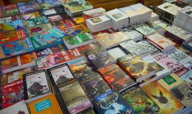 Ayvalık Büyük Park’ta açılan kitap stantları okuyucuların ilgisini çekiyor