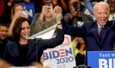 Joe Biden, yardımcılığına California Senatörü 55 yaşındaki Kamal Harris'i aday gösterdi.