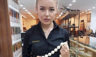 Ukraynalı eski model, Kayseri'de tespih üretiyor