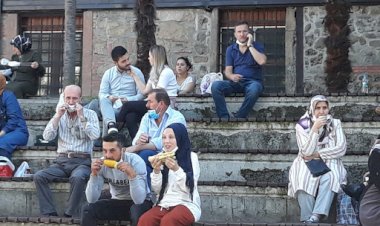 SOSYAL MESAFE VE MASKE TAKMA KURALINA KISMEN UYULUYOR