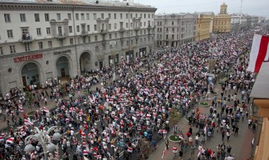Belarus'ta protestocuların yürüdüğü başkanlık konutuna, Lukaşenko elinde silahla geldi