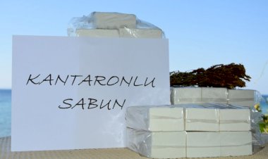 Kantaron sabunu, zeytinyağı ve kantaron bitkisi ile doğal olarak  üretilmiştir.