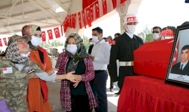 Sudenaz, parkasını giydiği şehit babasının tabutuna sarılarak gözyaşı döktü