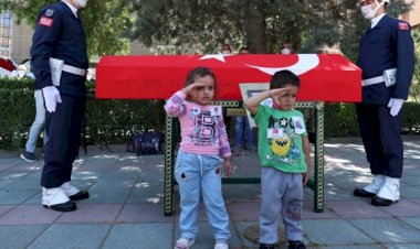 Şehit babasını arkadaşı ile birlikle selamlayarak uğurladı
