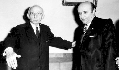 Süleyman Demirel, kendi mitingine Bülent Ecevit'in resmi ile gelen çocukla fotoğraf çektirmişti