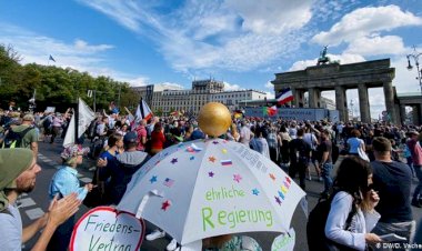 Berlin polisi tartışmalı gösteriyi dağıttı