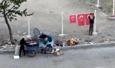 Çöpte buldukları bayraklara sahip çıkan iki kardeş 30 Ağustos töreninde