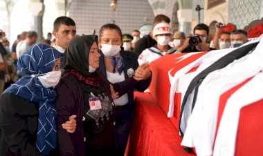 Şehit Uzman Çavuş nişan kıyafetleriyle son yolculuğuna uğurlandı