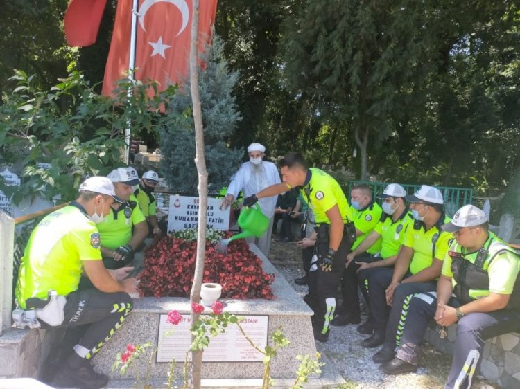 Polis ekipleri, şehit Kaymakam Safitürk ve 15 Temmuz Şehidi Gökbayrak’ın mezarını ziyaret etti