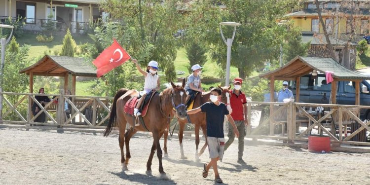 Türkoğlu Belediyesi bu bayramda şehit ve gazi çocuklarını gülümsetti