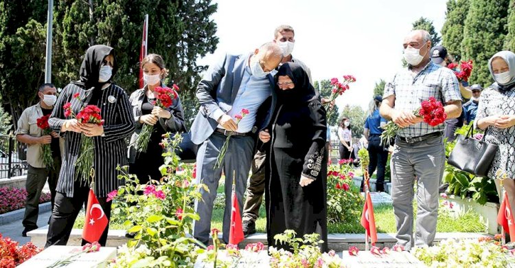 Şehitlikte hüzünlü bayram