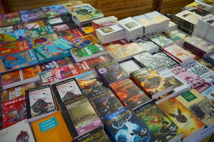 Ayvalık Büyük Park’ta açılan kitap stantları okuyucuların ilgisini çekiyor