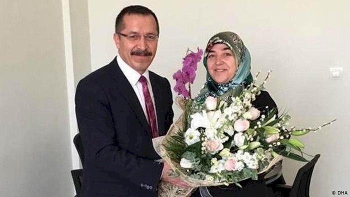 Eşine özel ilan çıkaran rektör görevden uzaklaştırıldı