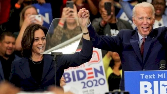 Joe Biden, yardımcılığına California Senatörü 55 yaşındaki Kamal Harris'i aday gösterdi.