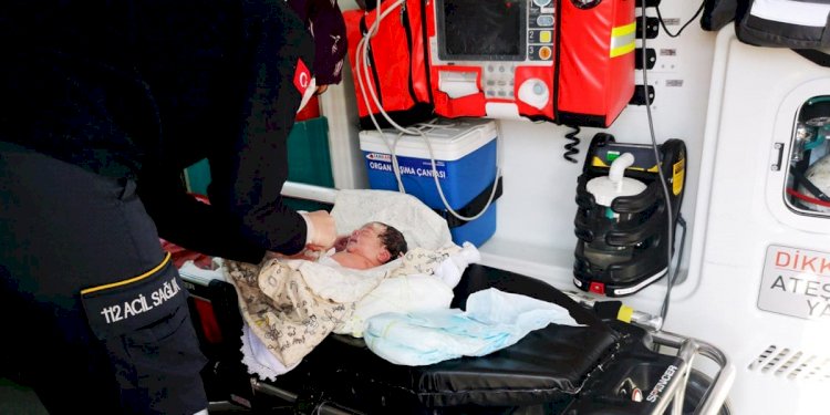 Kadın polis çevirme yerinde doğum yaptırttı