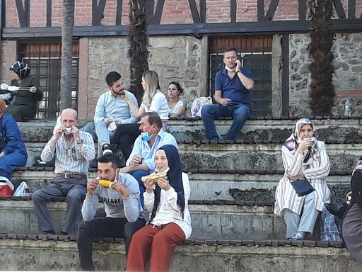 SOSYAL MESAFE VE MASKE TAKMA KURALINA KISMEN UYULUYOR